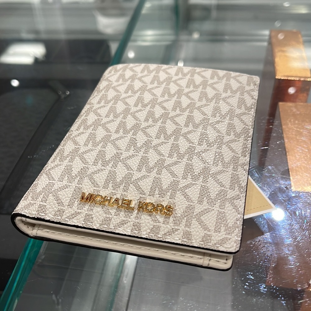 Michael Kors Jet Set Travel Passport Wallet
Light Cream Signature/Golden- NWT - Picture 3 of 16